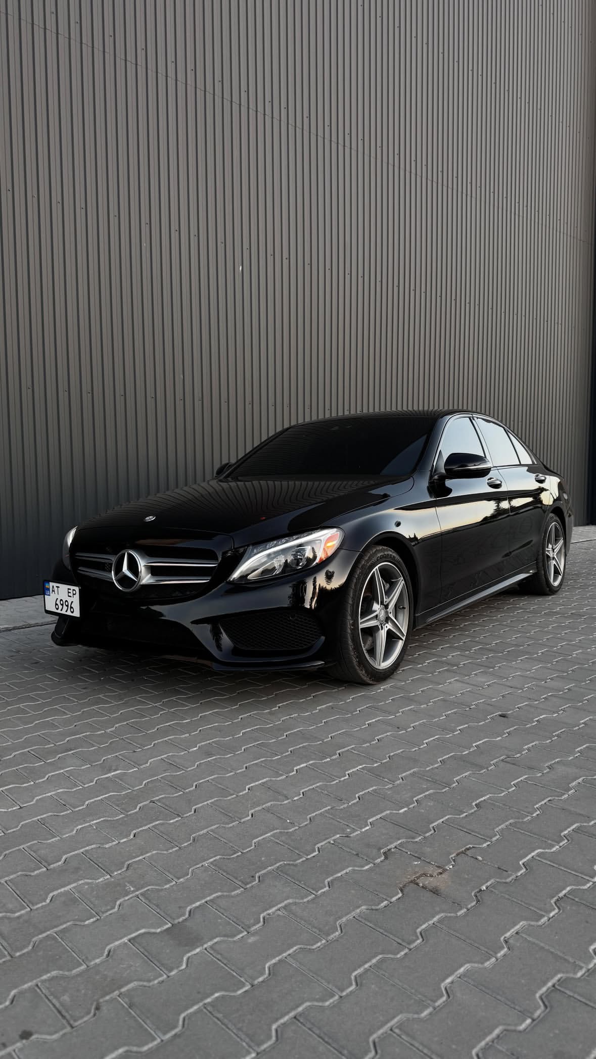 Купити Mercedes-Benz C300 2016 року 2.0 бензин чорного кольору