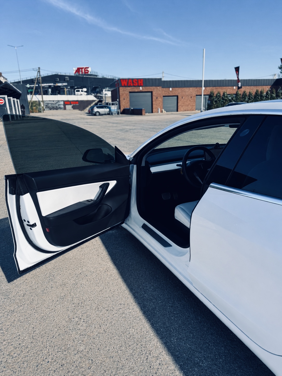 Купити Tesla Model 3 2020 року білого кольору у