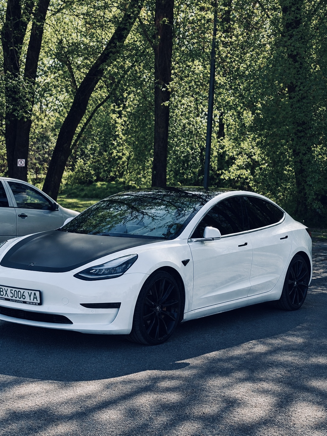 Купити Tesla Model 3 2020 року білого кольору у