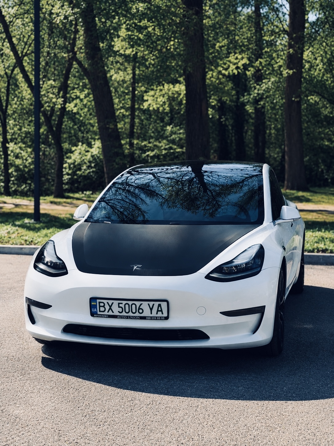 Купити Tesla Model 3 2020 року білого кольору у