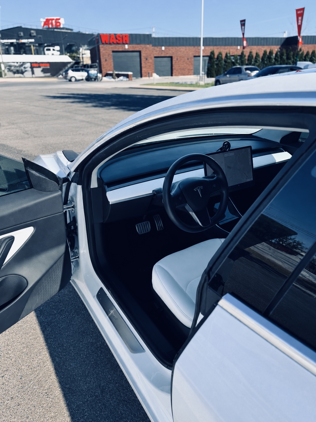 Купити Tesla Model 3 2020 року білого кольору у