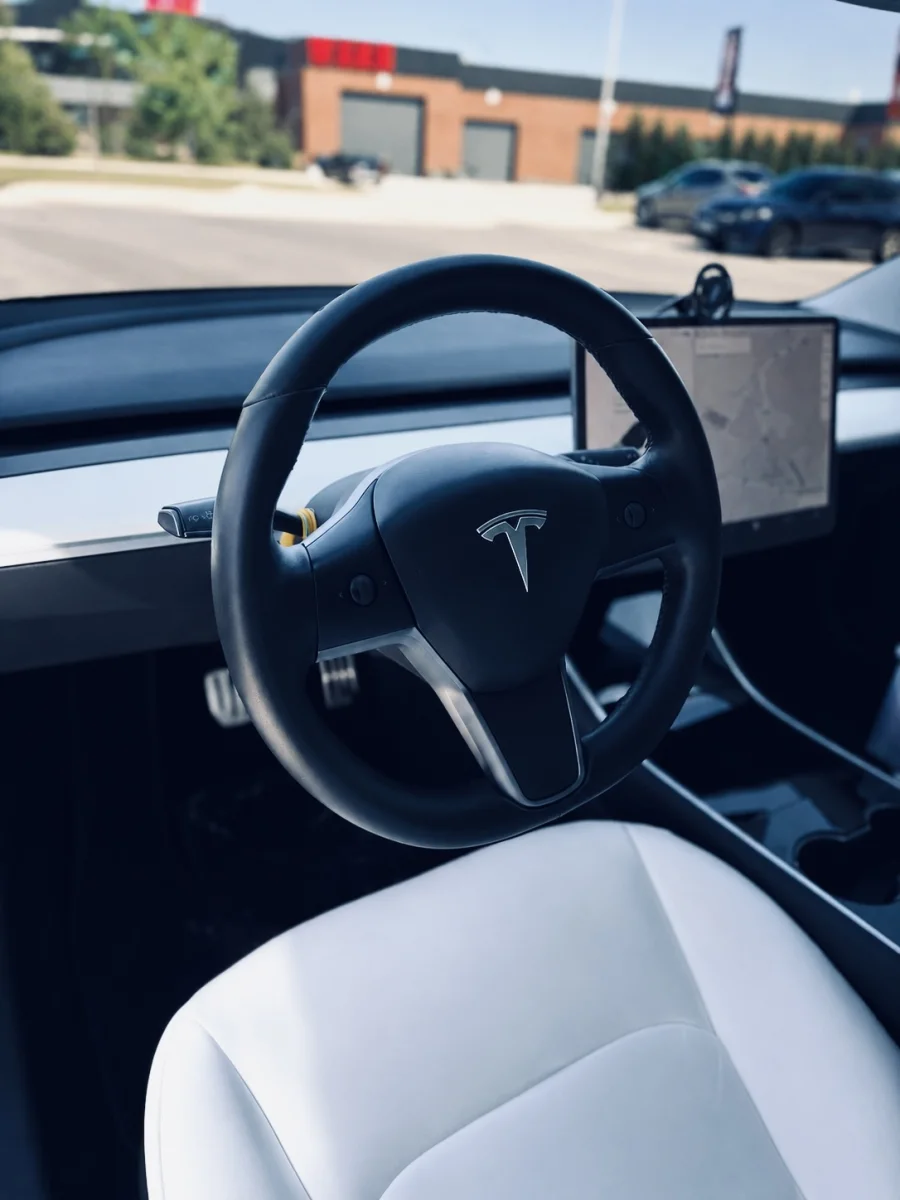 Купити Tesla Model 3 2020 року білого кольору у