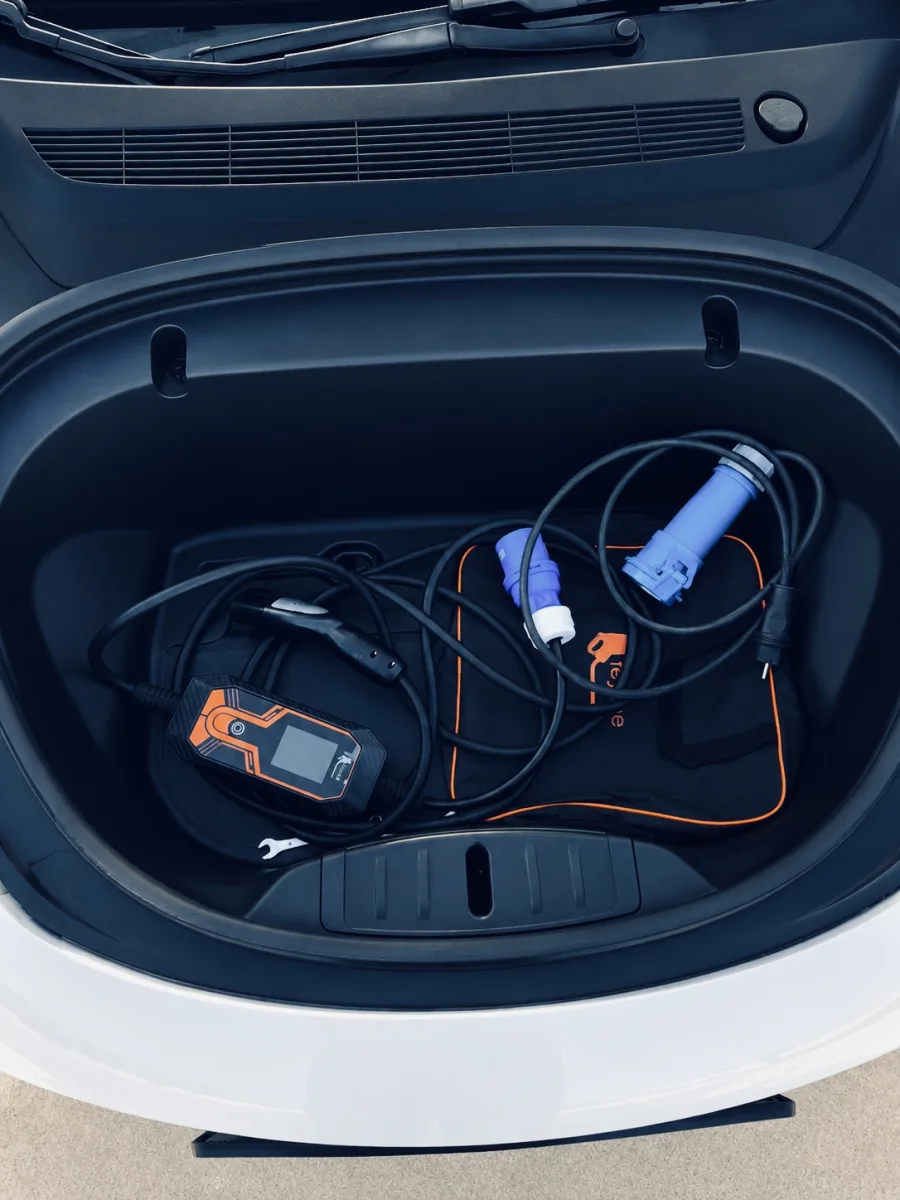 Купити Tesla Model 3 2020 року білого кольору у