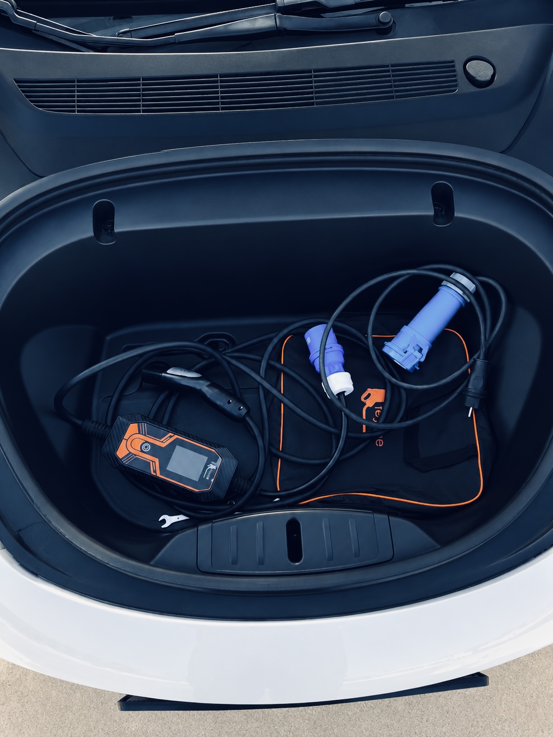 Купити Tesla Model 3 2020 року білого кольору у