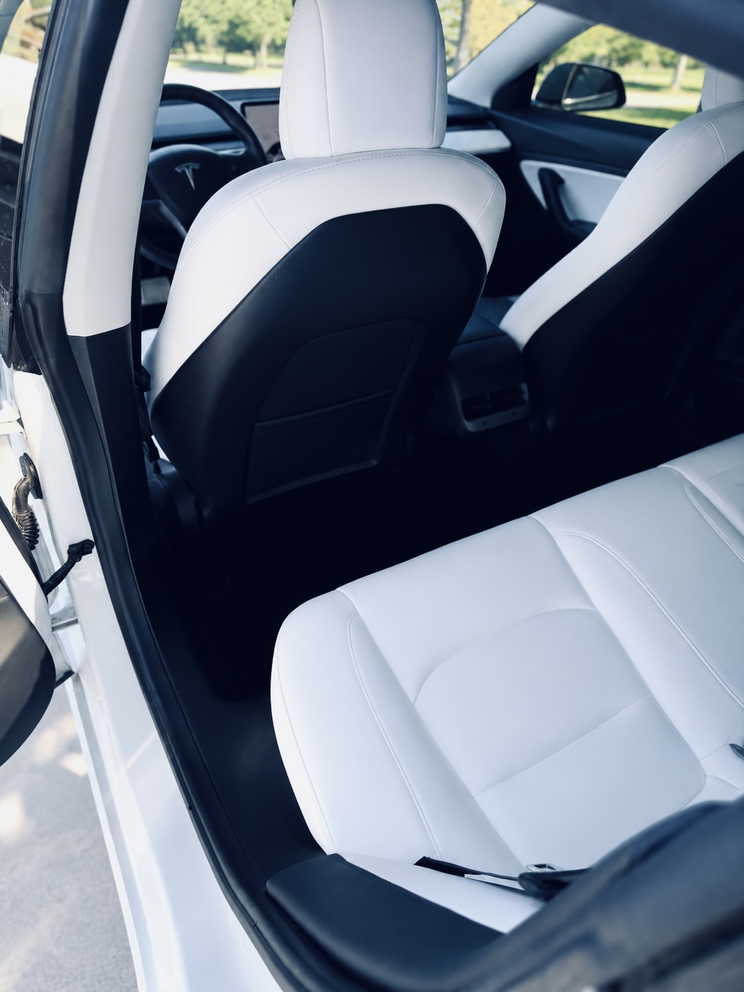 Купити Tesla Model 3 2020 року білого кольору у