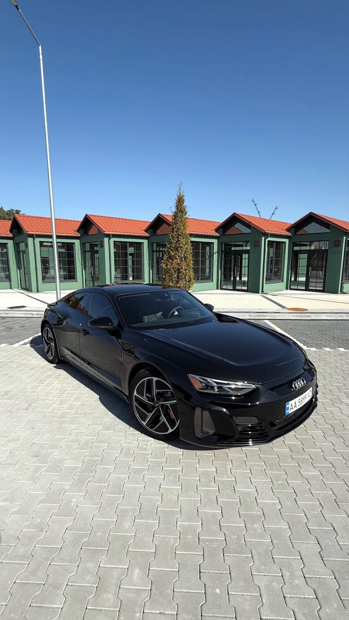 Купити Audi E-tron GT RS 2024 року чорного кольору у Києві