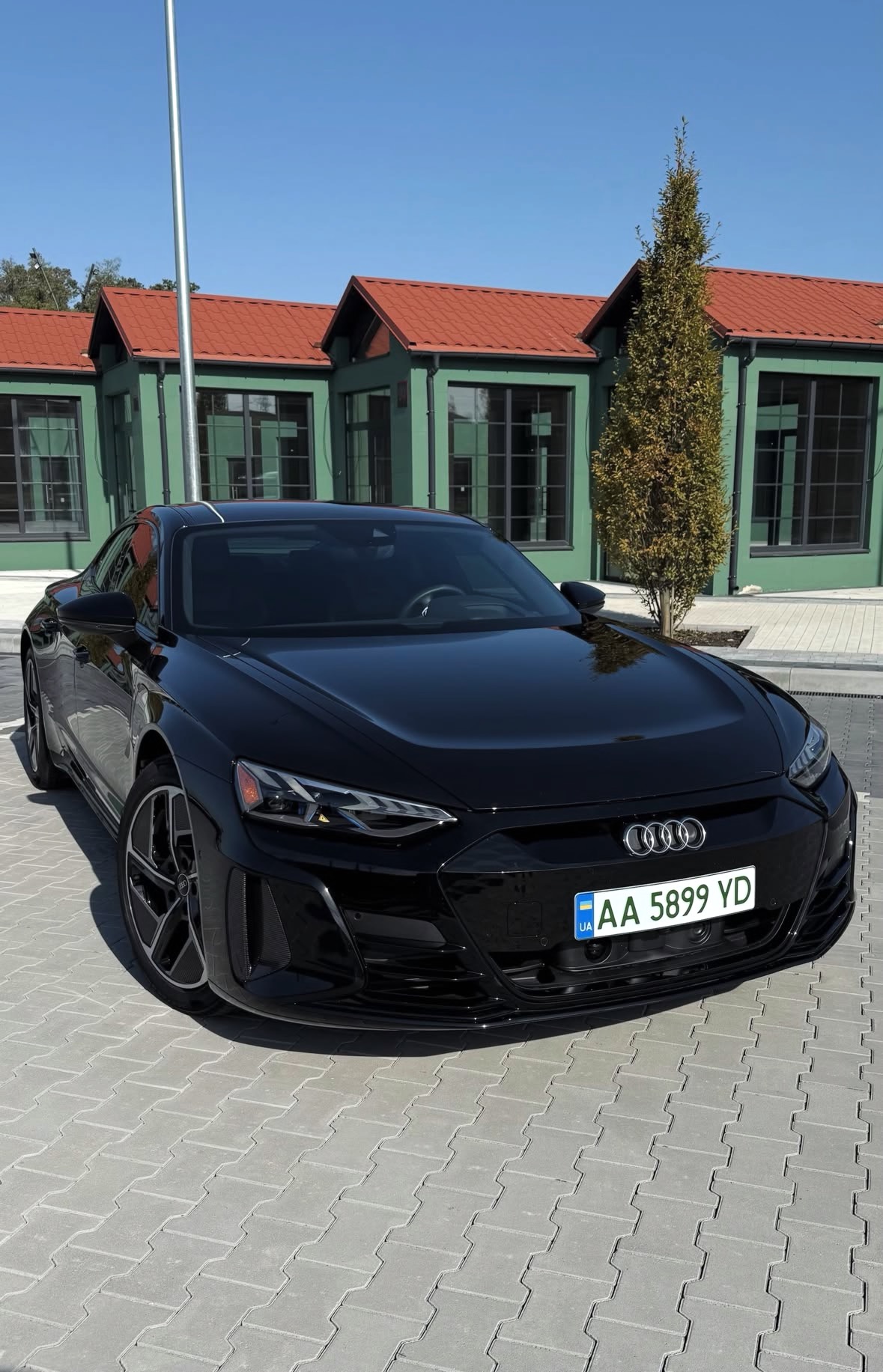 Купити Audi E-tron GT RS 2024 року чорного кольору у Києві