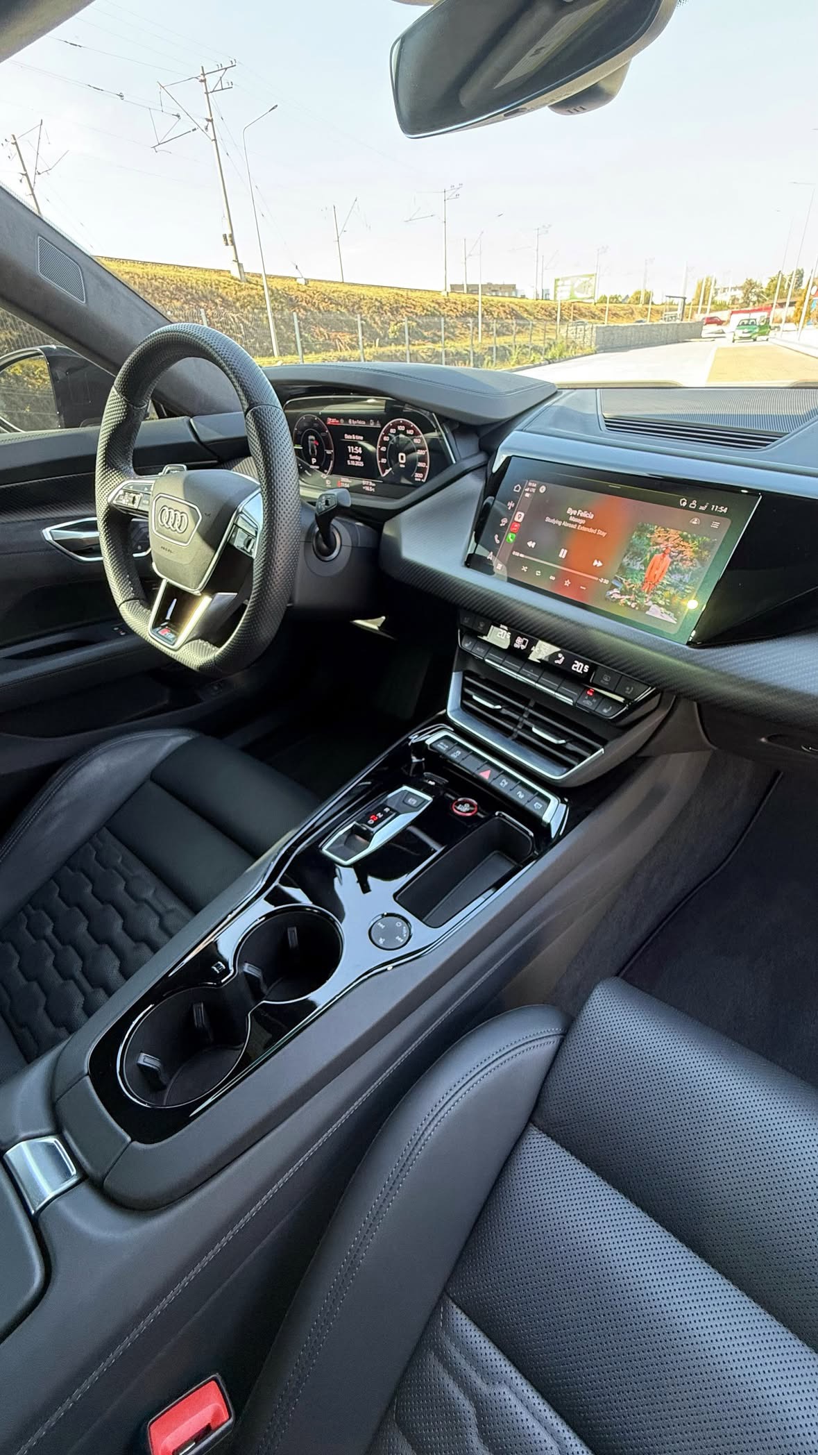 Купити Audi E-tron GT RS 2024 року чорного кольору у Києві