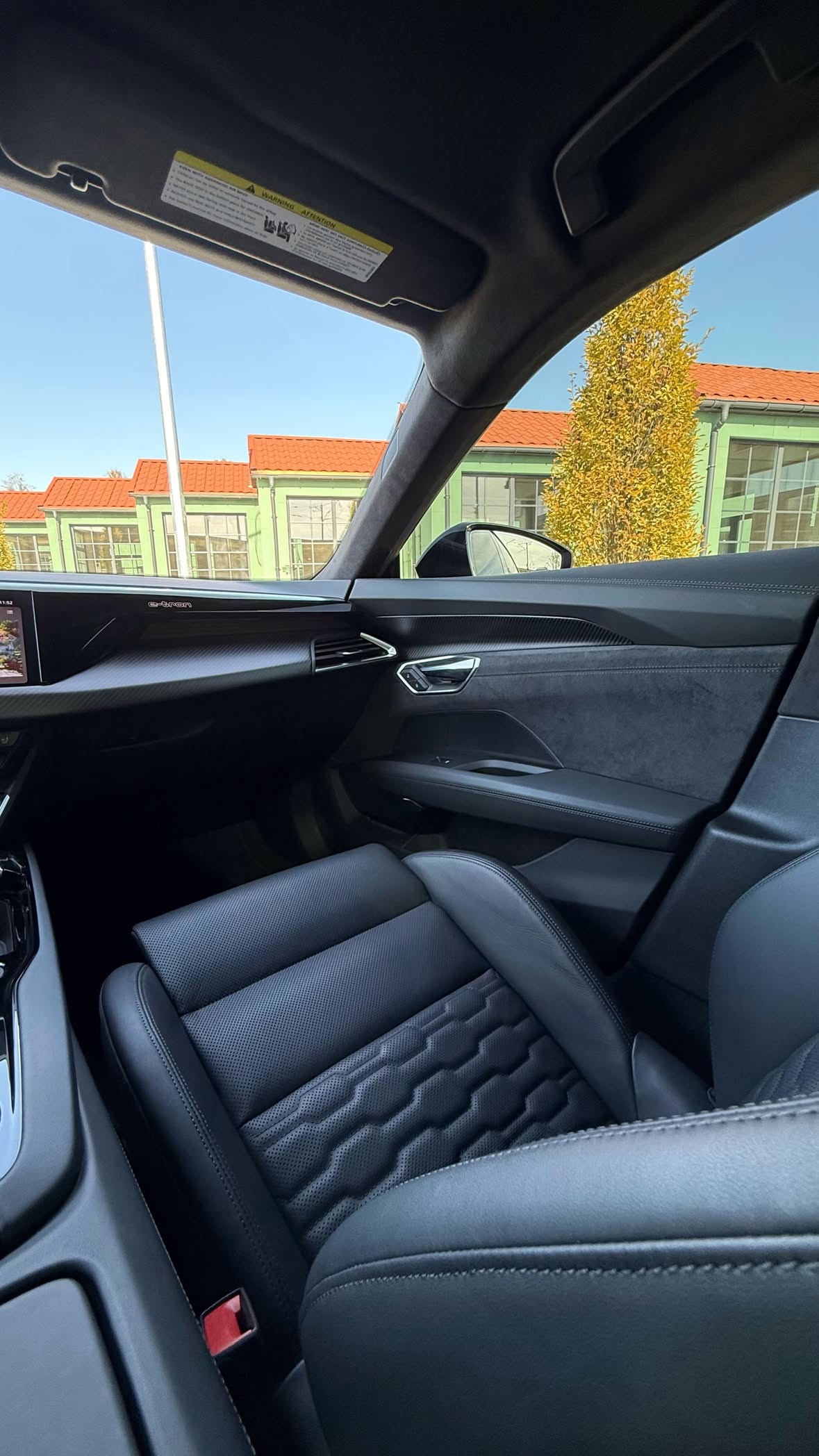Купити Audi E-tron GT RS 2024 року чорного кольору у Києві