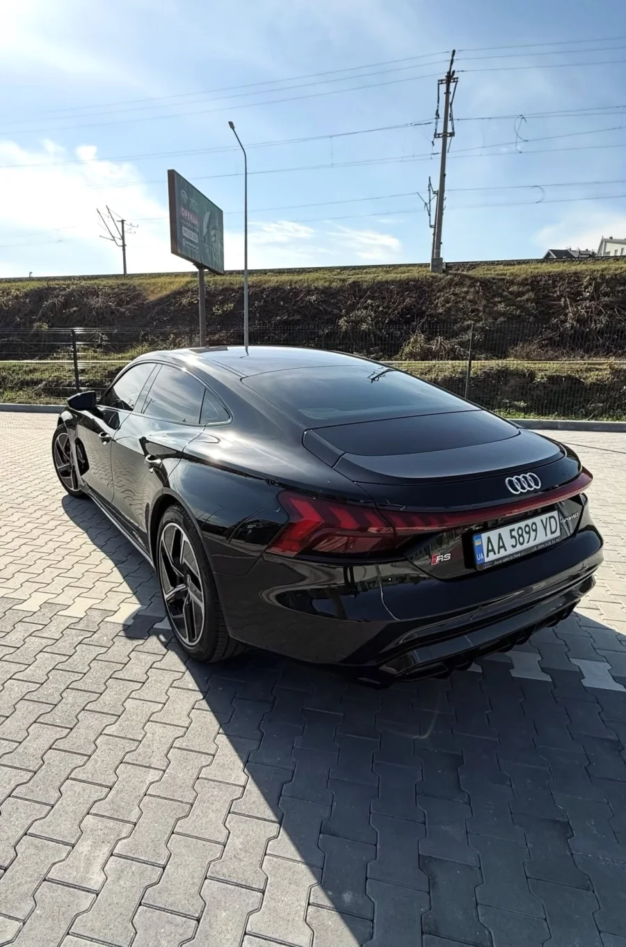 Купити Audi E-tron GT RS 2024 року чорного кольору у Києві