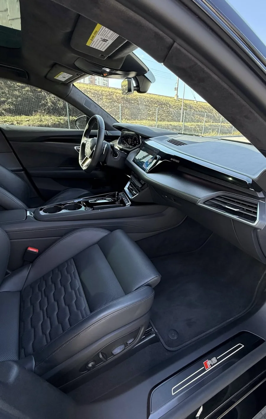 Купити Audi E-tron GT RS 2024 року чорного кольору у Києві
