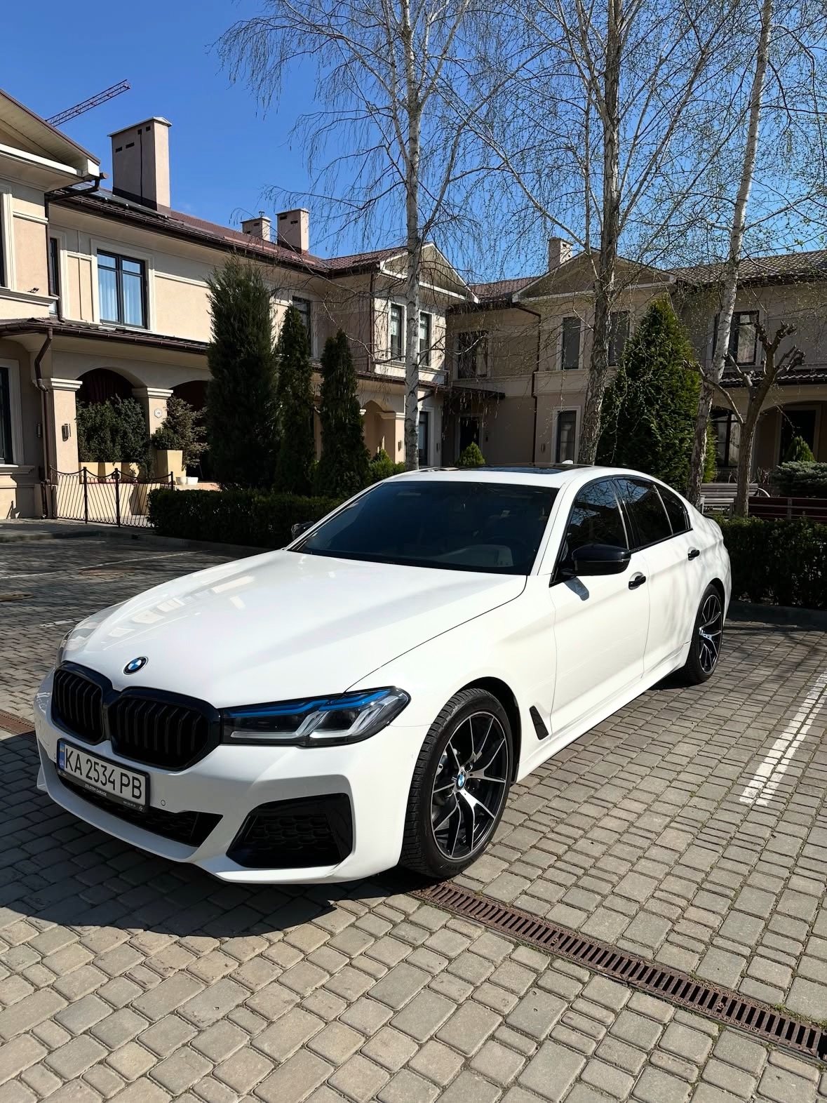 Купити BMW 530XI 2.0 бензин 2017 року білого кольору в Києві