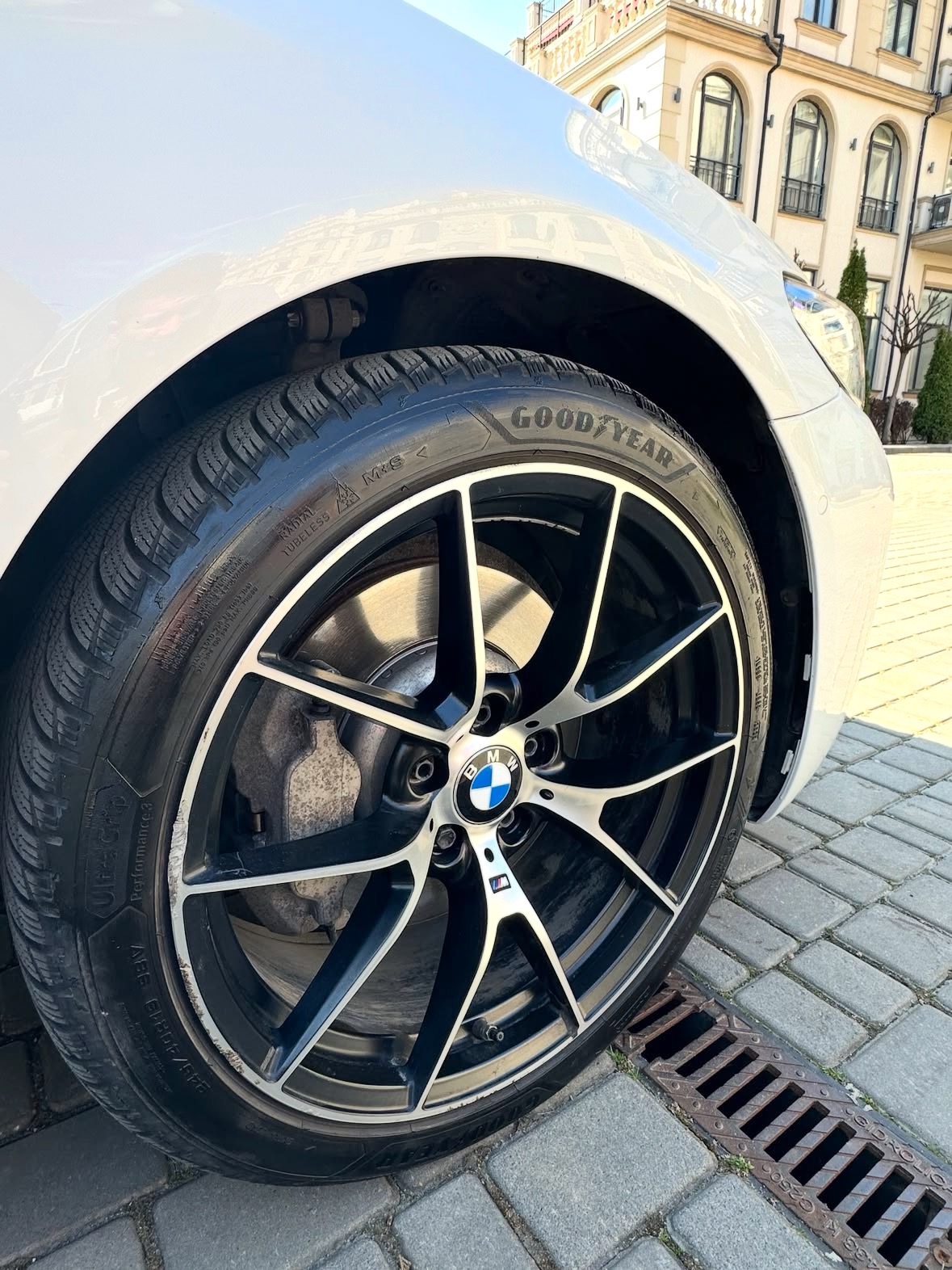 Купити BMW 530XI 2.0 бензин 2017 року білого кольору у Києві