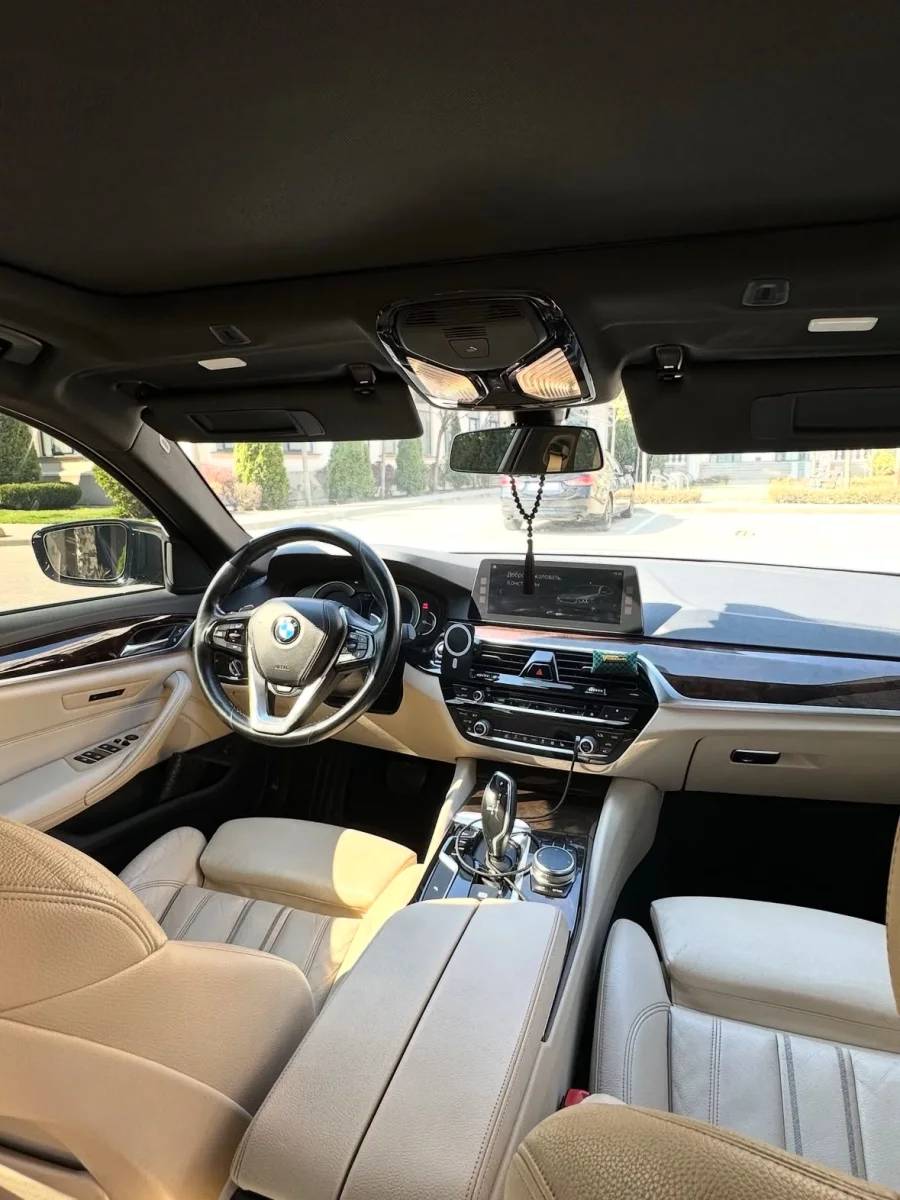 Купити BMW 530XI 2.0 бензин 2017 року білого кольору у Києві