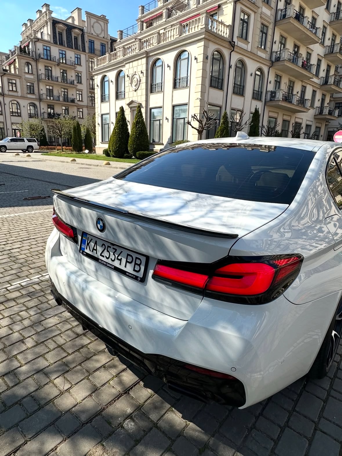 Купити BMW 530XI 2.0 бензин 2017 року білого кольору у Києві
