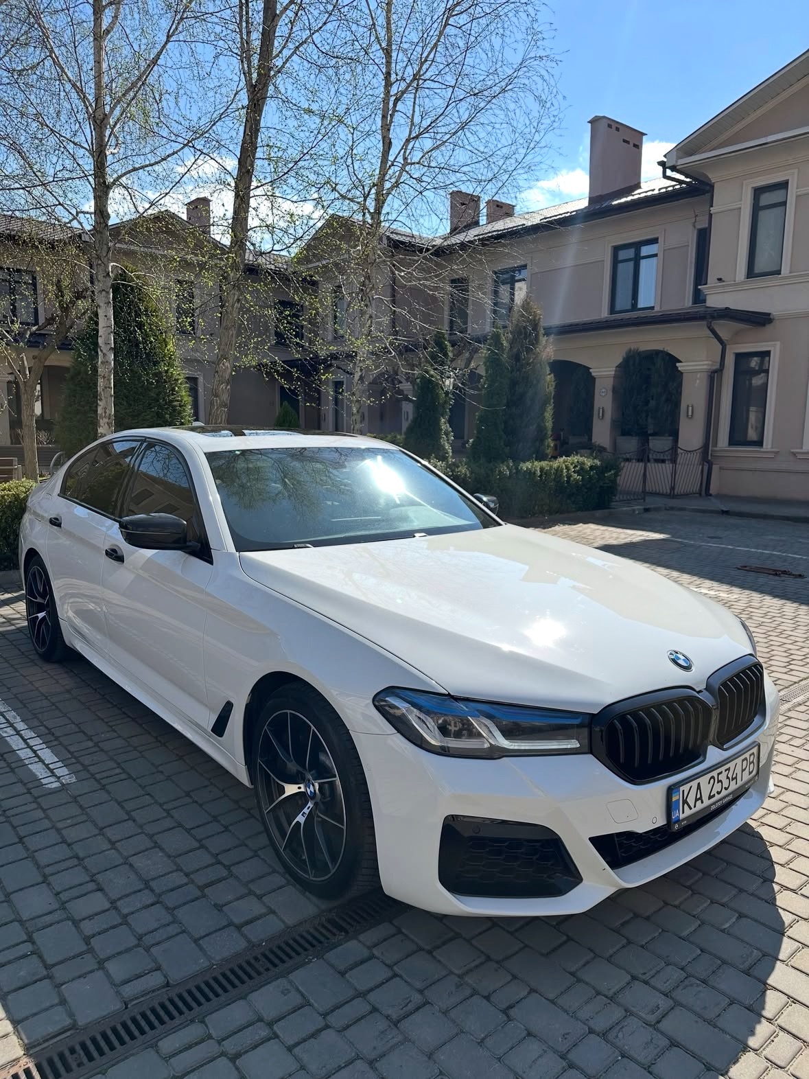 Купити BMW 530XI 2.0 бензин 2017 року білого кольору у Києві