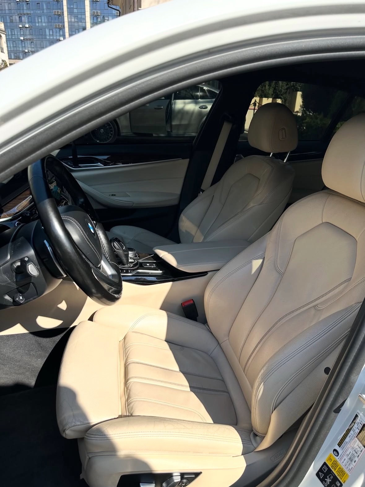 Купити BMW 530XI 2.0 бензин 2017 року білого кольору у Києві