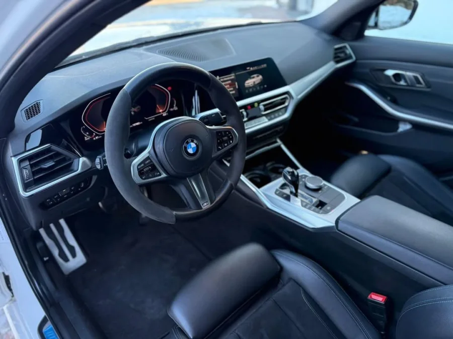 Купити BMW 318d 2020 року білого кольору в Варшаві