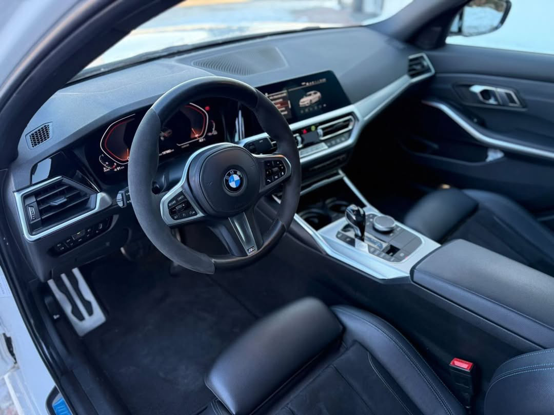 Купити BMW 318d 2020 року білого кольору в Варшаві
