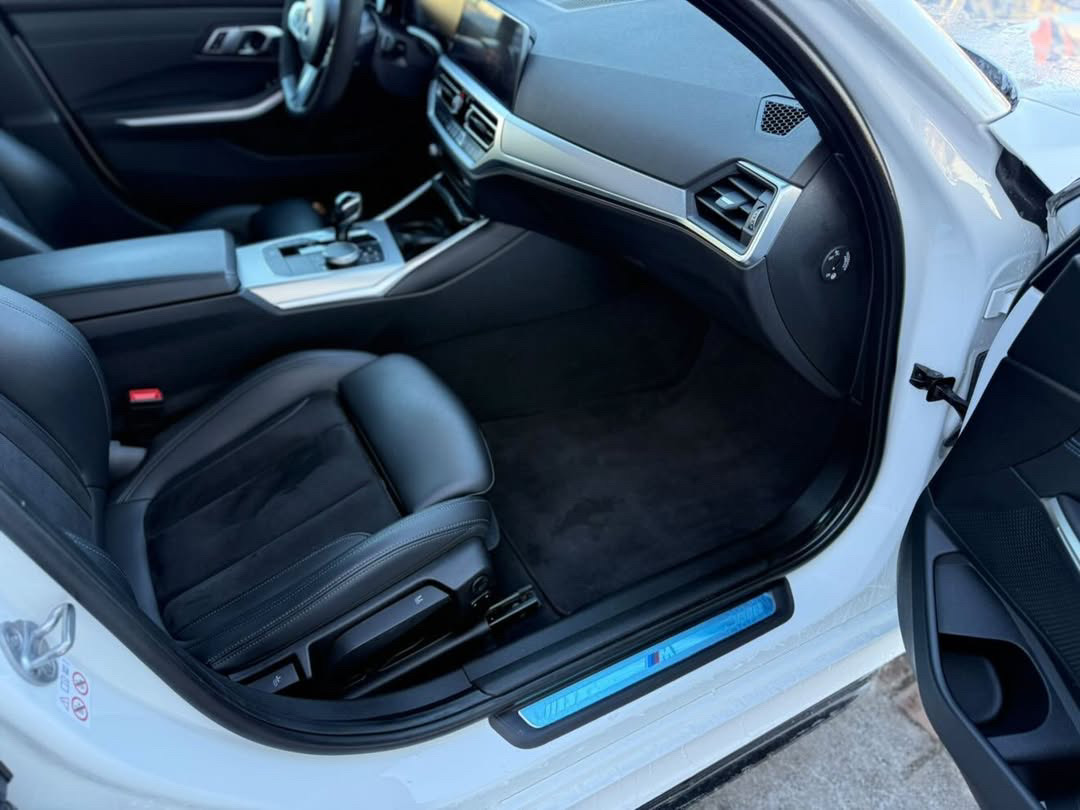 Купити BMW 318d 2020 року білого кольору в Варшаві