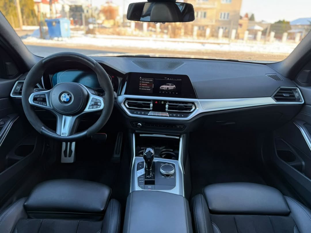 Купити BMW 318d 2020 року білого кольору в Варшаві