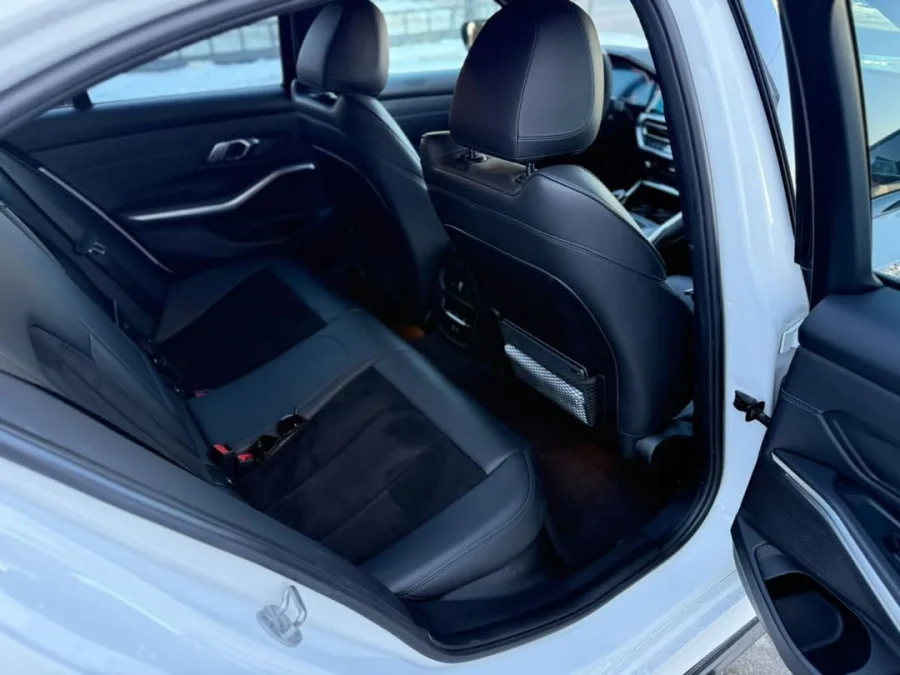 Купити BMW 318d 2020 року білого кольору в Варшаві