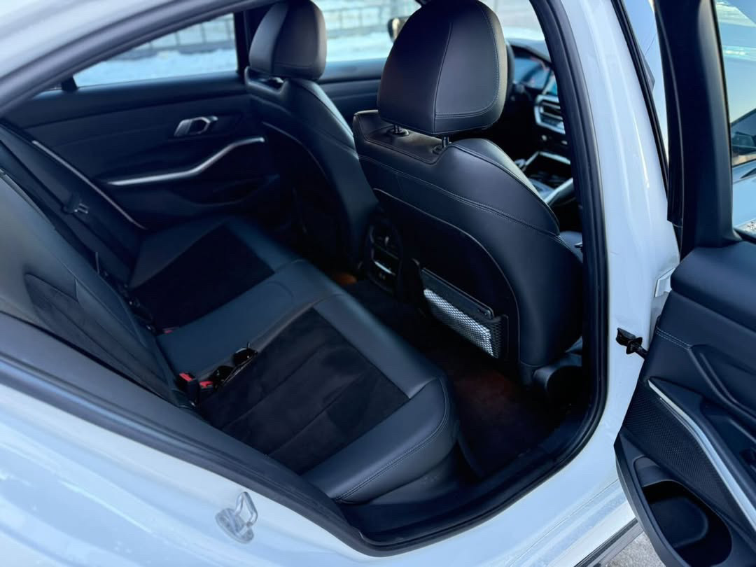 Купити BMW 318d 2020 року білого кольору в Варшаві