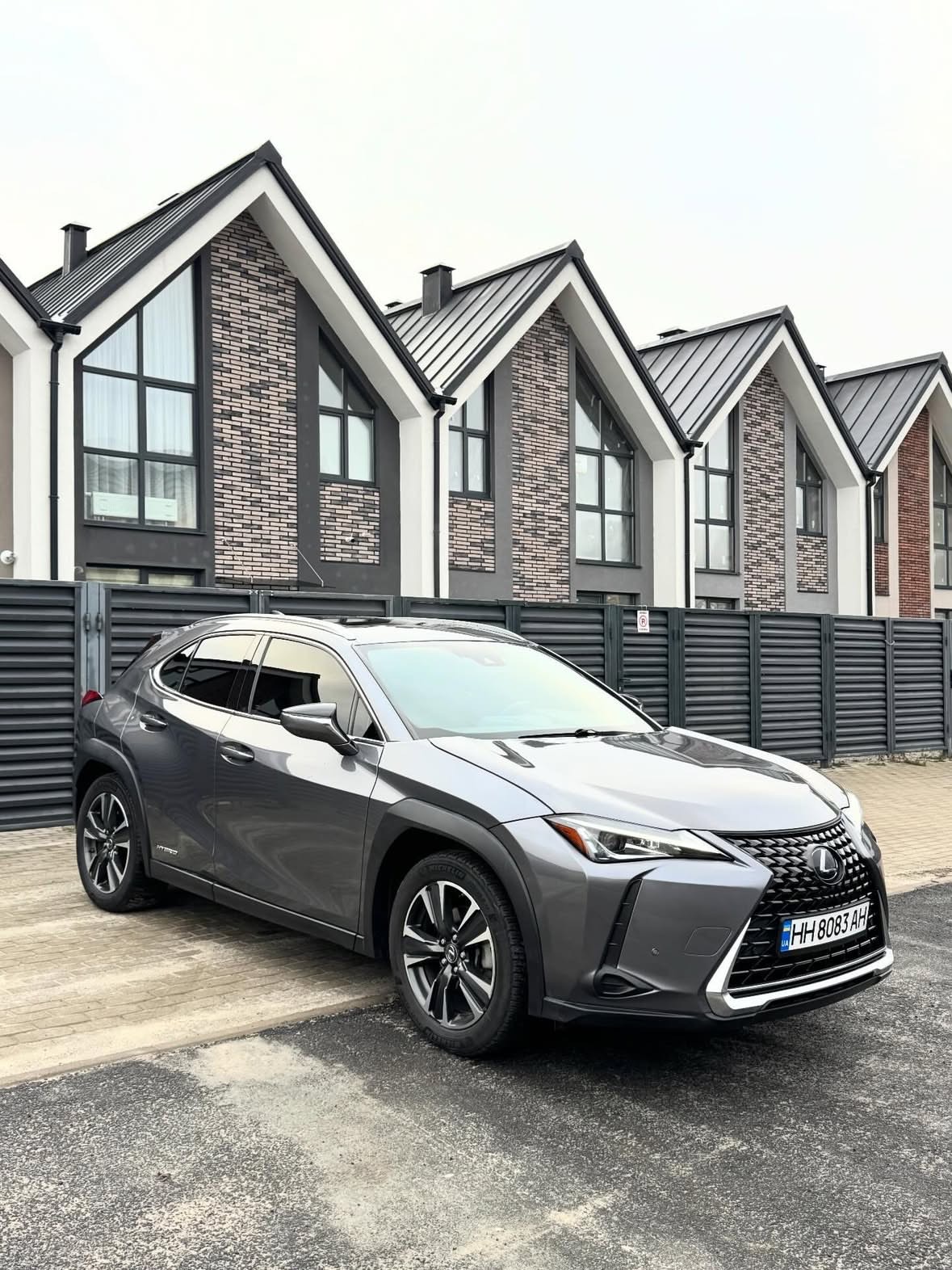 Купити Lexus UH 250 H 2.0 гібрид сірого кольору