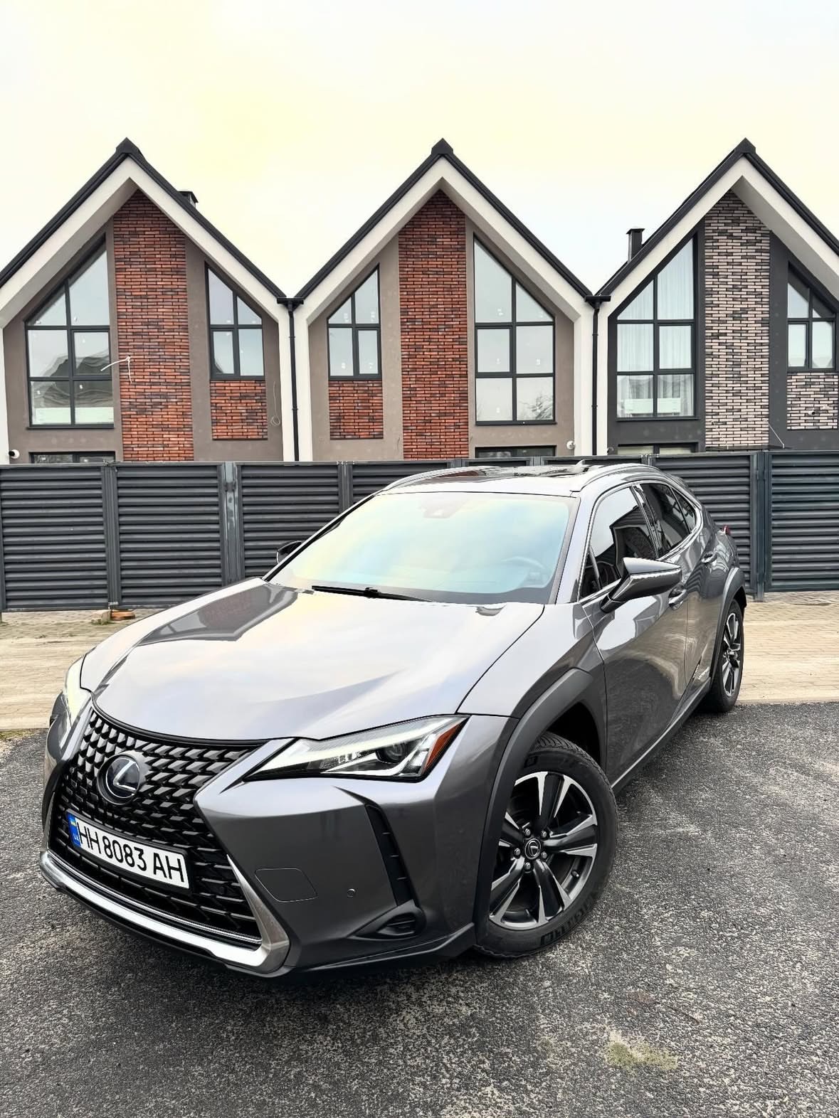 Купити Lexus UH 250 H 2.0 гібрид сірого кольору