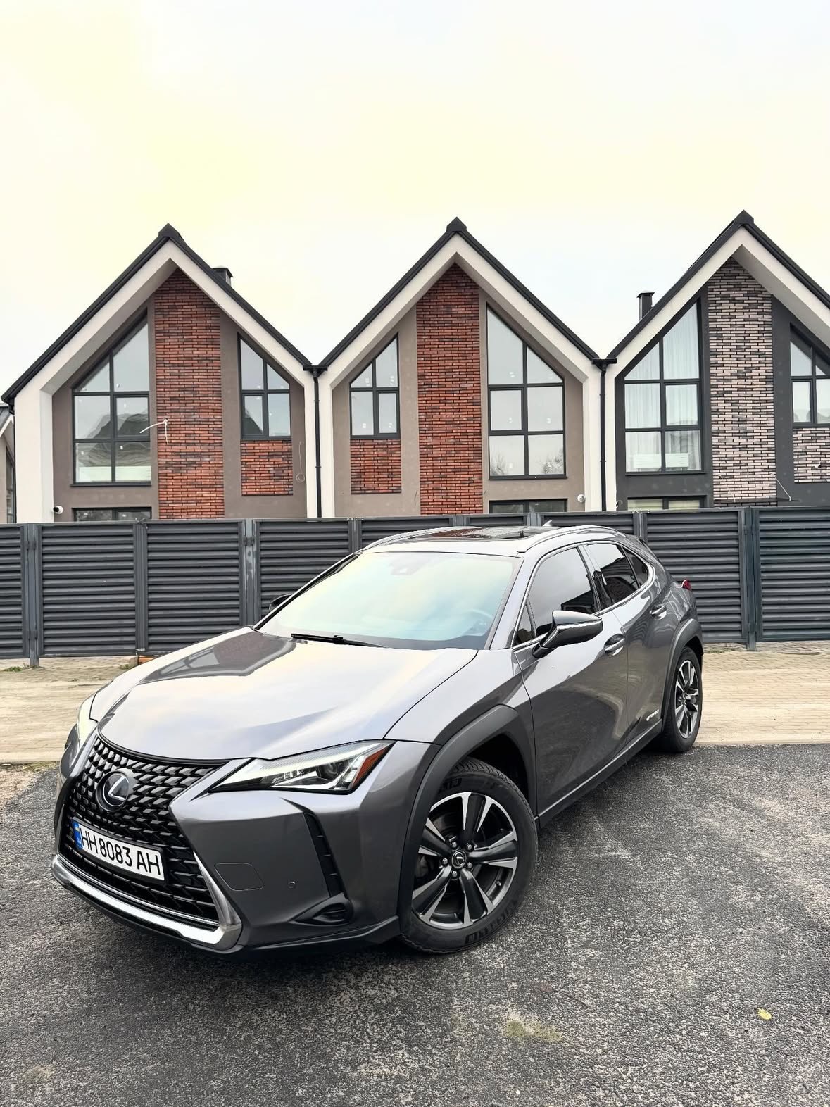 Купити Lexus UH 250 H 2.0 гібрид сірого кольору