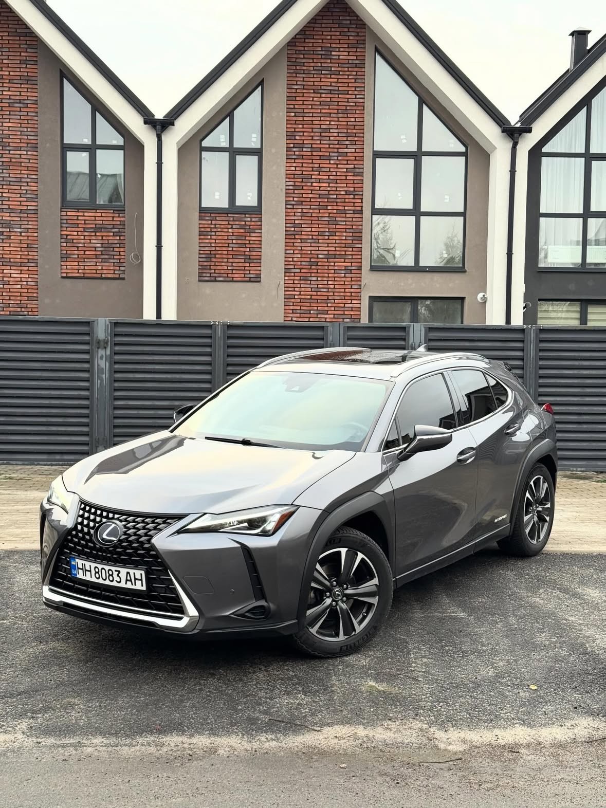 Купити Lexus UH 250 H 2.0 гібрид сірого кольору