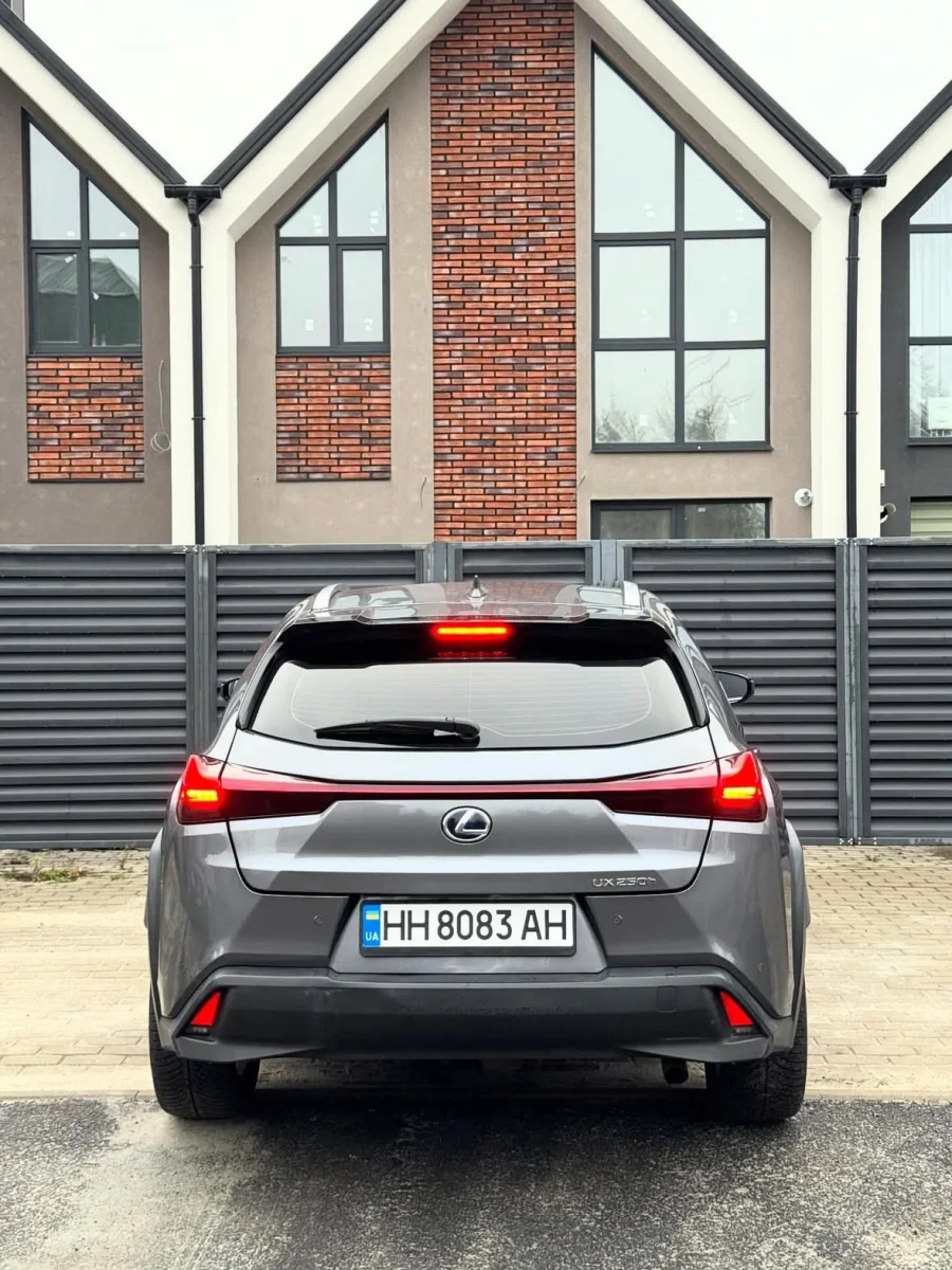 Купити Lexus UH 250 H 2.0 гібрид сірого кольору