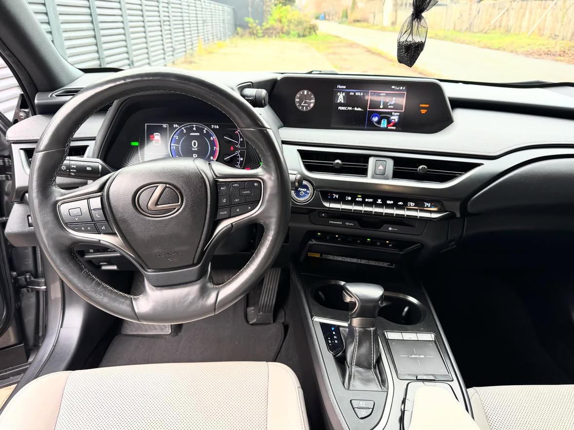 Купити Lexus UH 250 H 2.0 гібрид сірого кольору