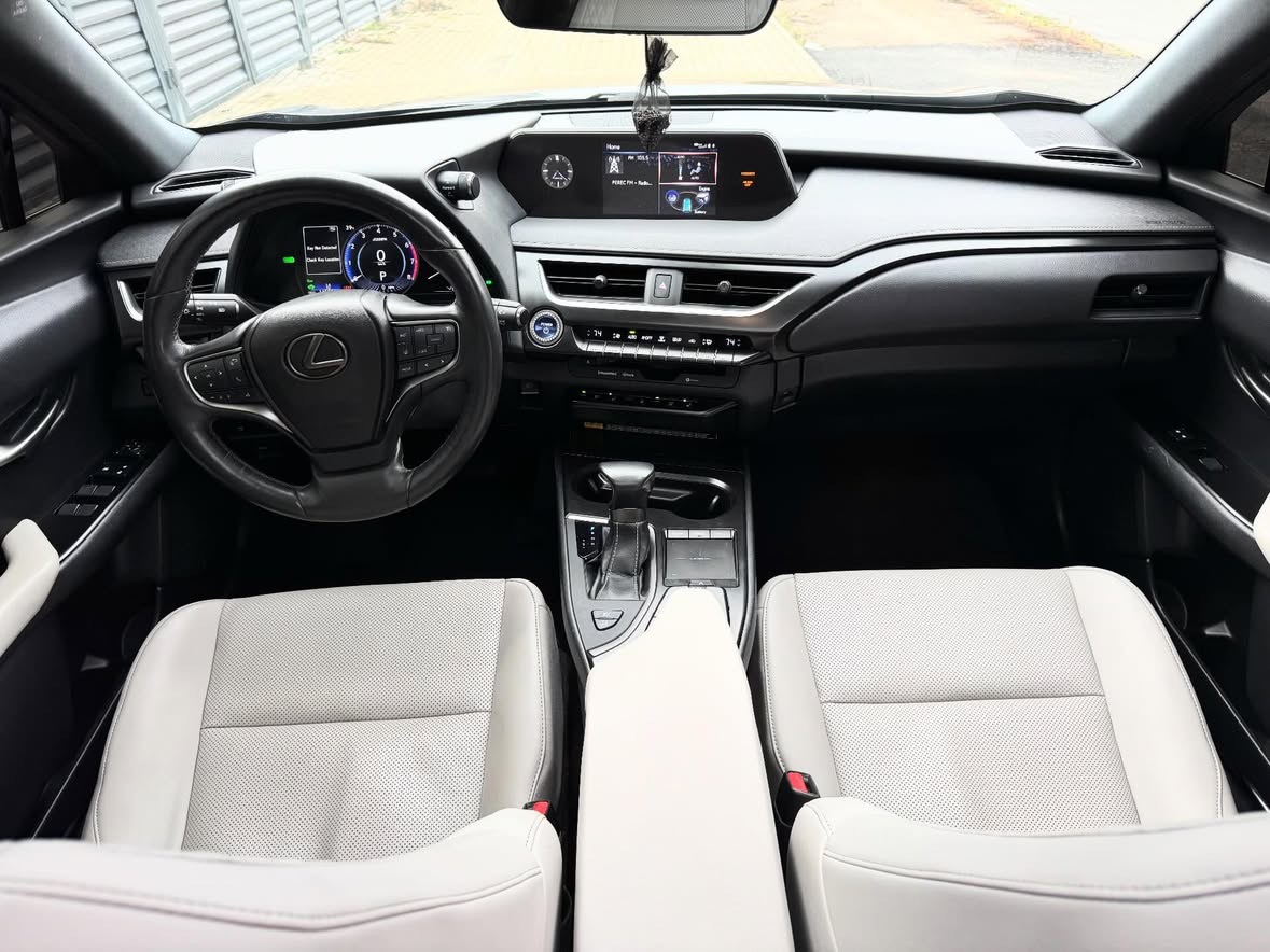Купити Lexus UH 250 H 2.0 гібрид сірого кольору