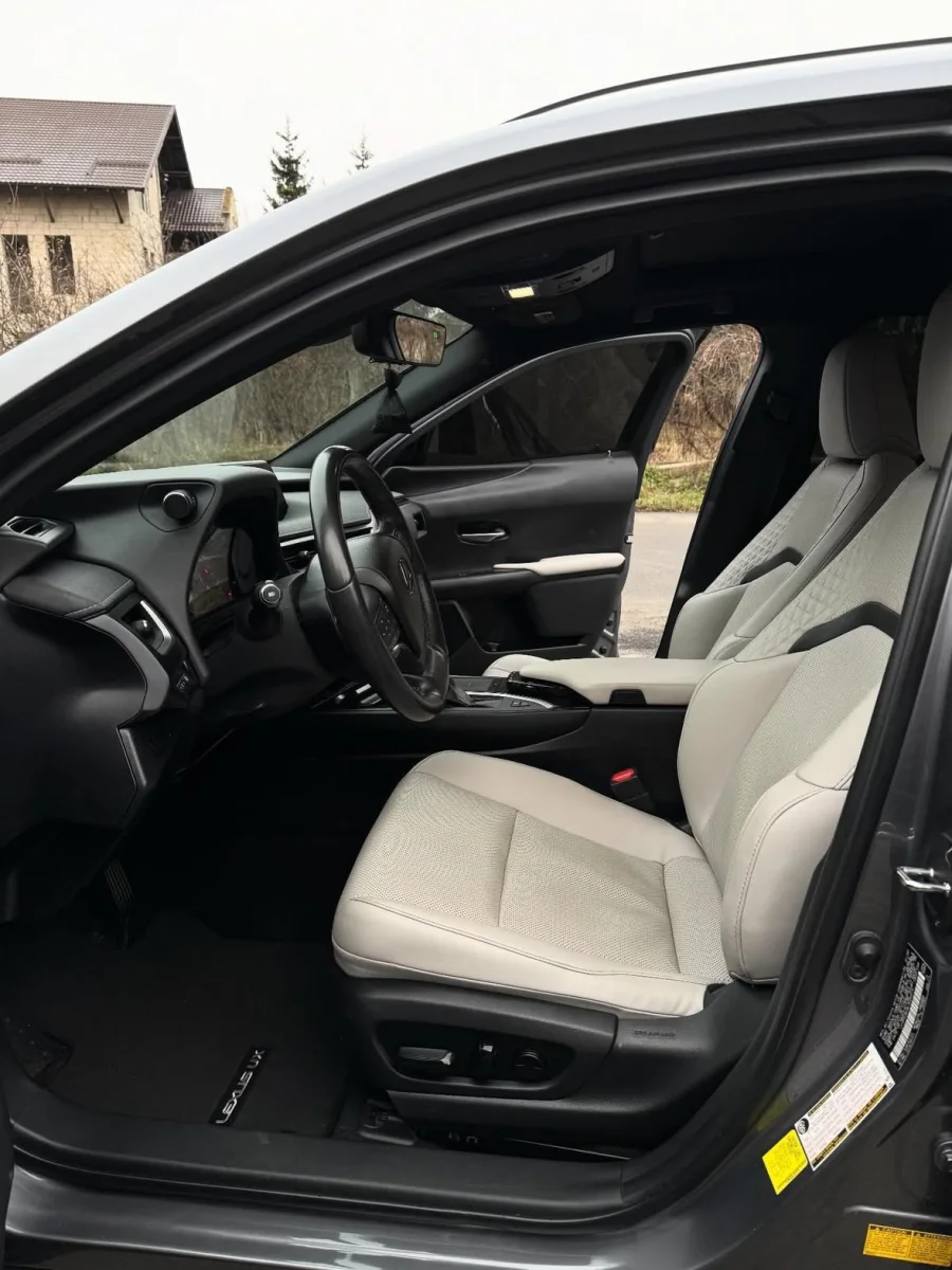 Купити Lexus UH 250 H 2.0 гібрид сірого кольору