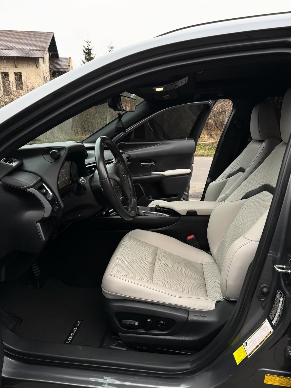 Купити Lexus UH 250 H 2.0 гібрид сірого кольору