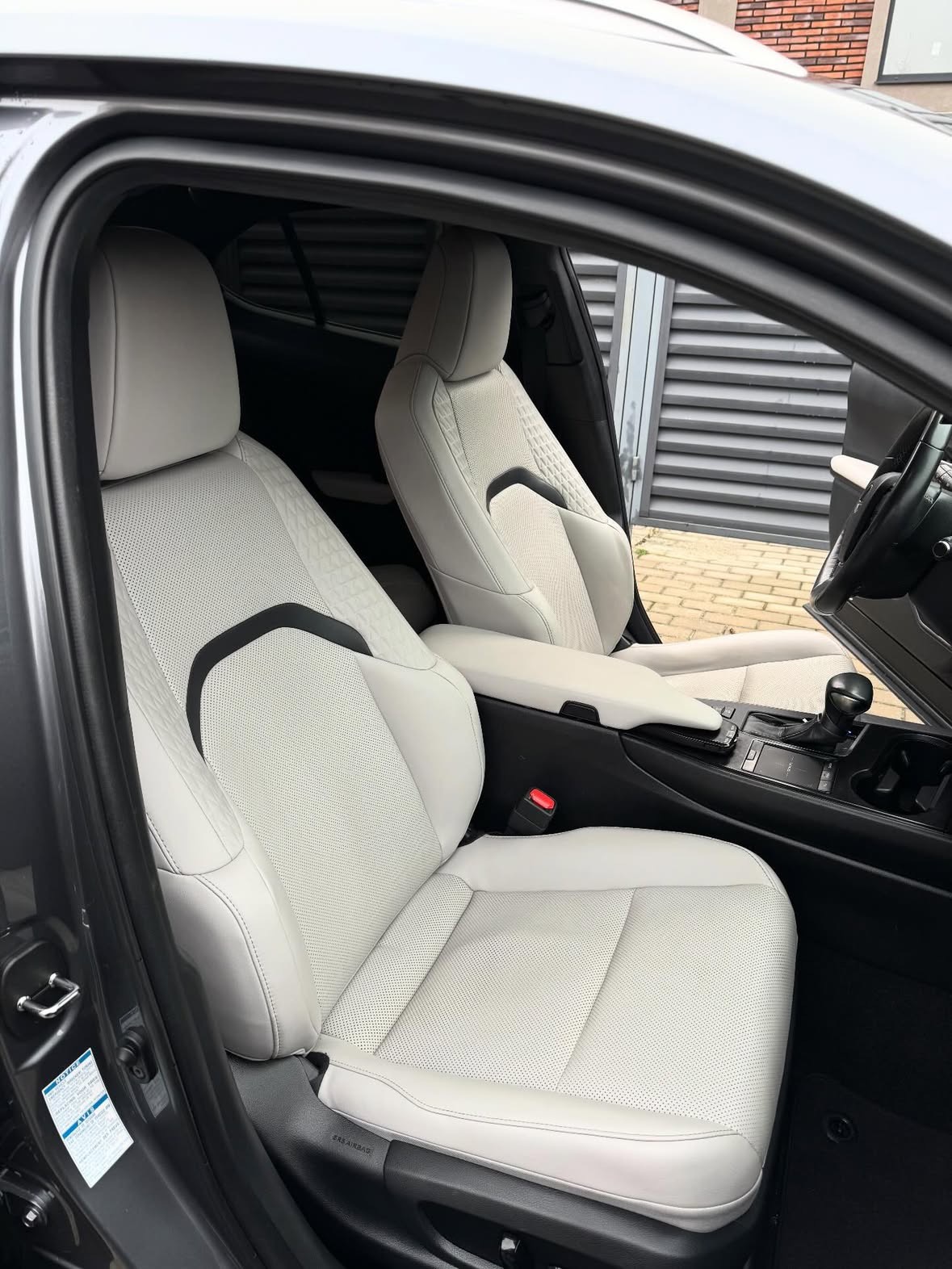 Купити Lexus UH 250 H 2.0 гібрид сірого кольору