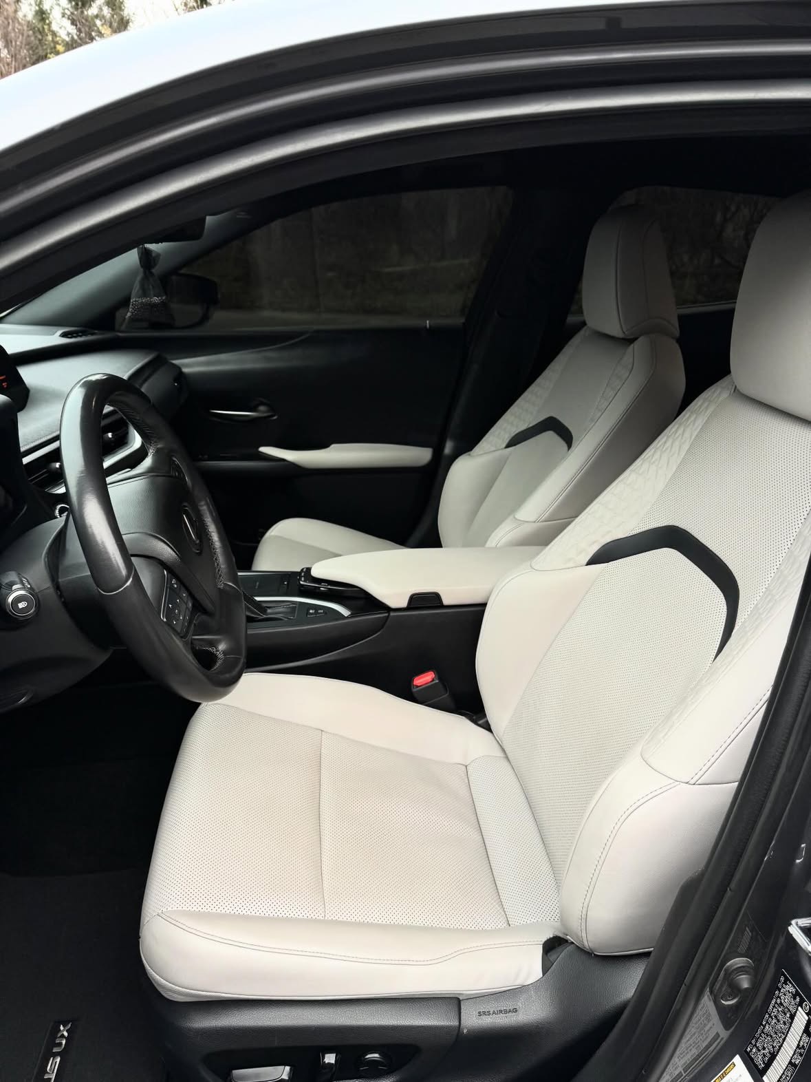 Купити Lexus UH 250 H 2.0 гібрид сірого кольору