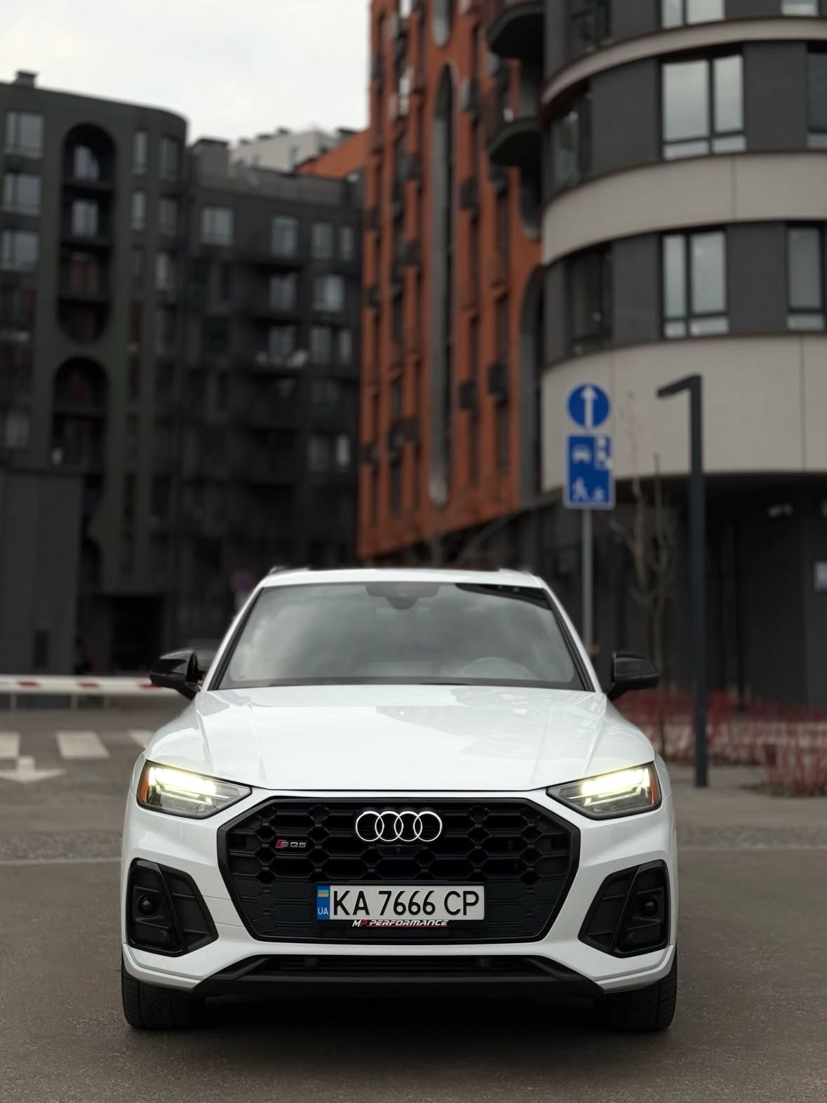 Купити Audi SQ5 3.0 бензин 2020 року білого кольору в Києві