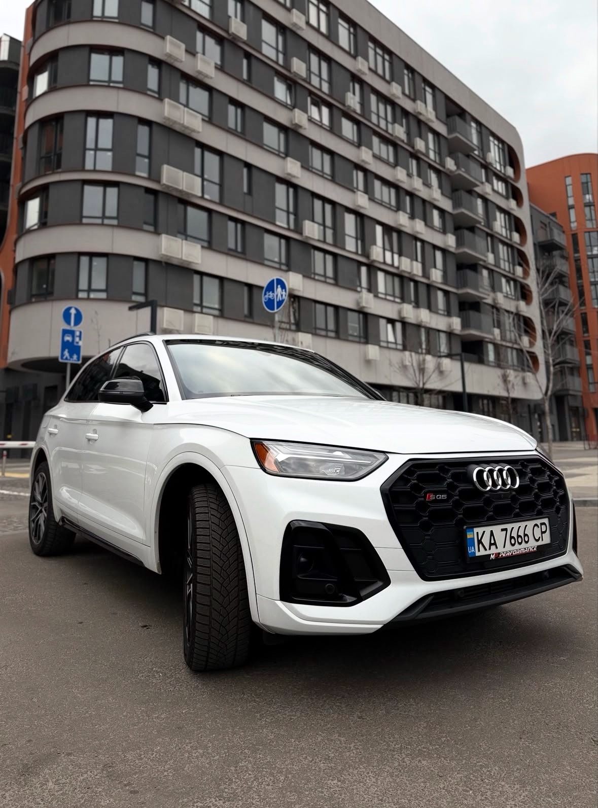 Купити Audi SQ5 3.0 бензин 2020 року білого кольору в Києві