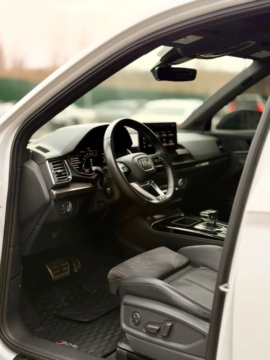 Купити Audi SQ5 3.0 бензин 2020 року білого кольору в Києві