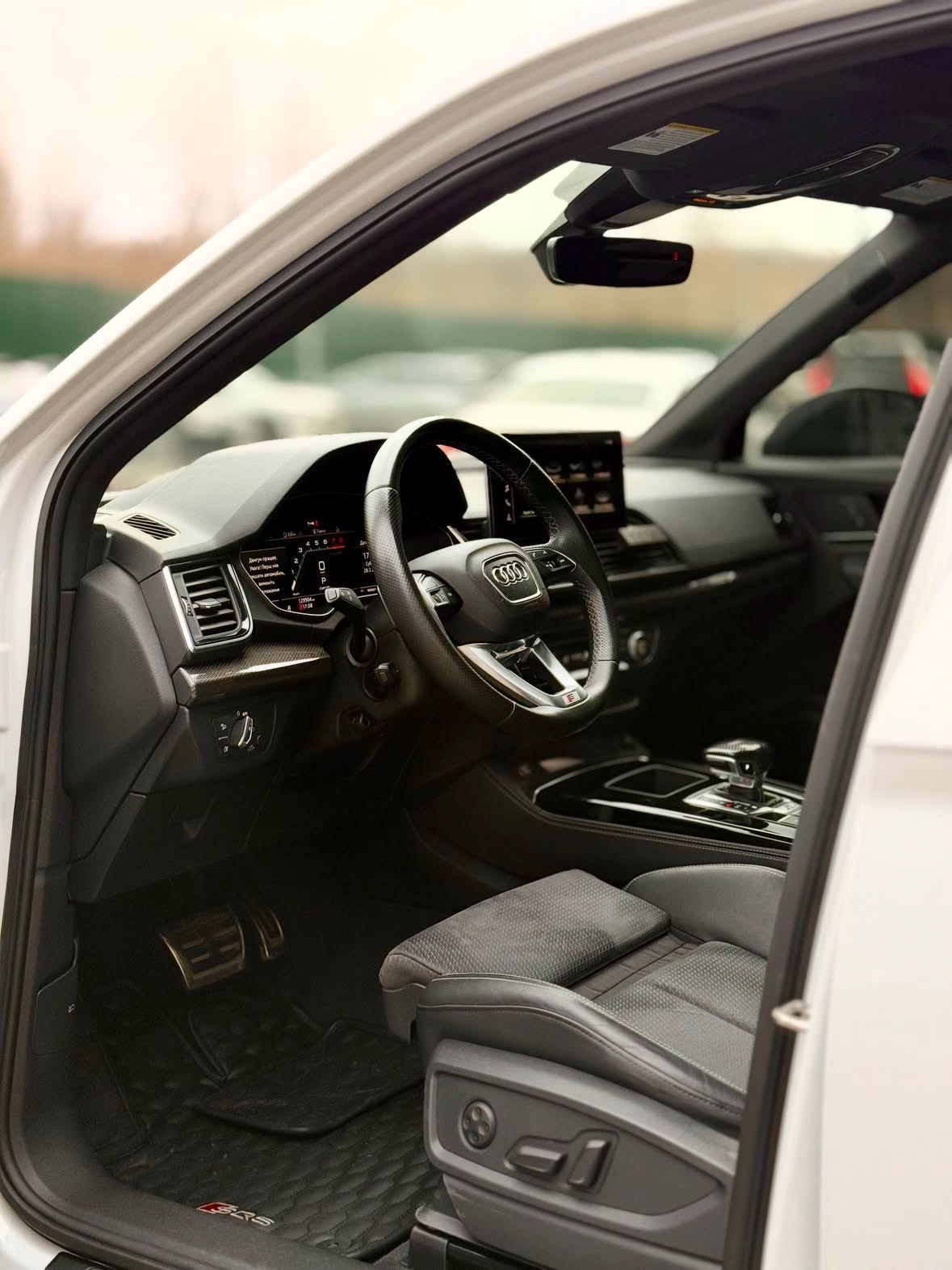 Купити Audi SQ5 3.0 бензин 2020 року білого кольору в Києві