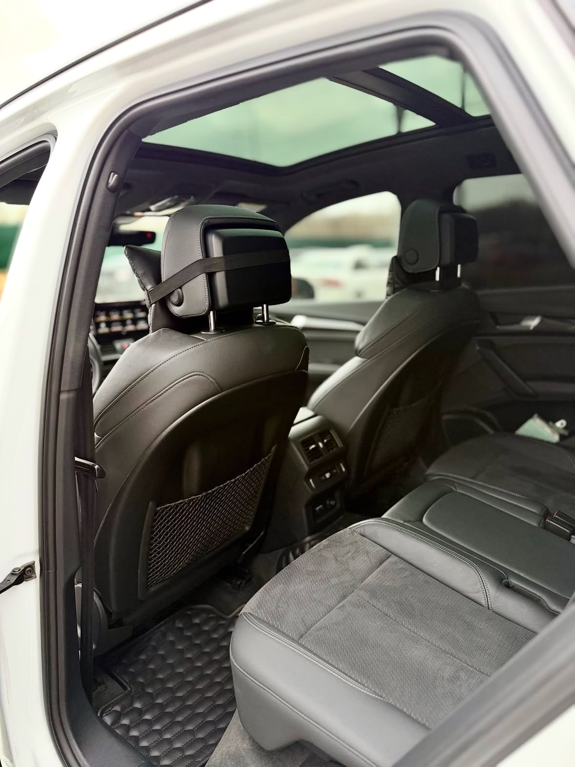 Купити Audi SQ5 3.0 бензин 2020 року білого кольору в Києві