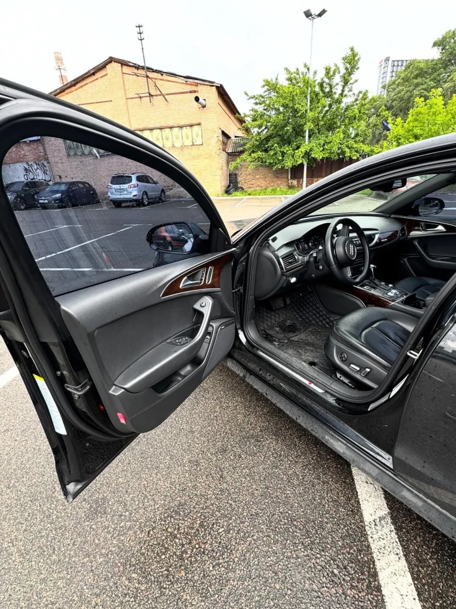 Купити Audi A6 2.0 бензин 2016 року чорного кольору в Києві