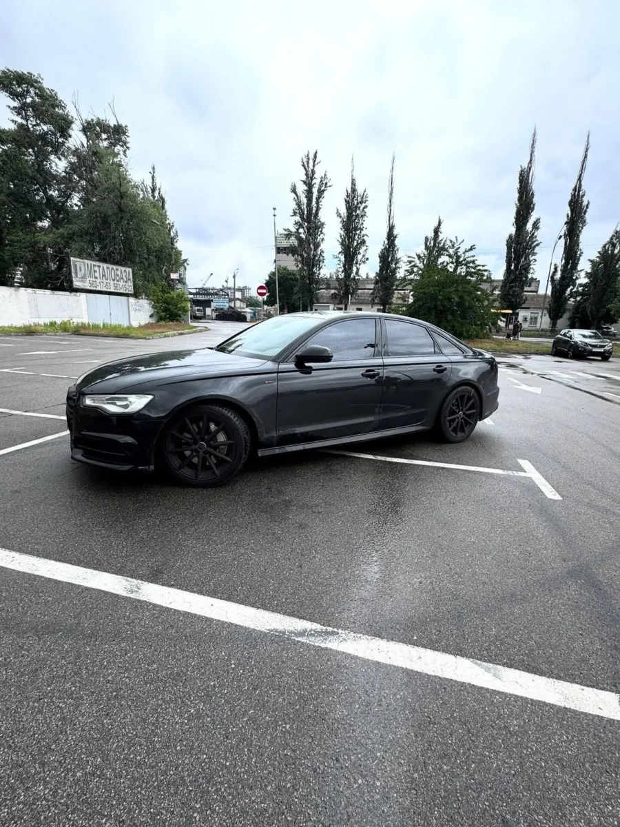 Купити Audi A6 2.0 бензин 2016 року чорного кольору в Києві