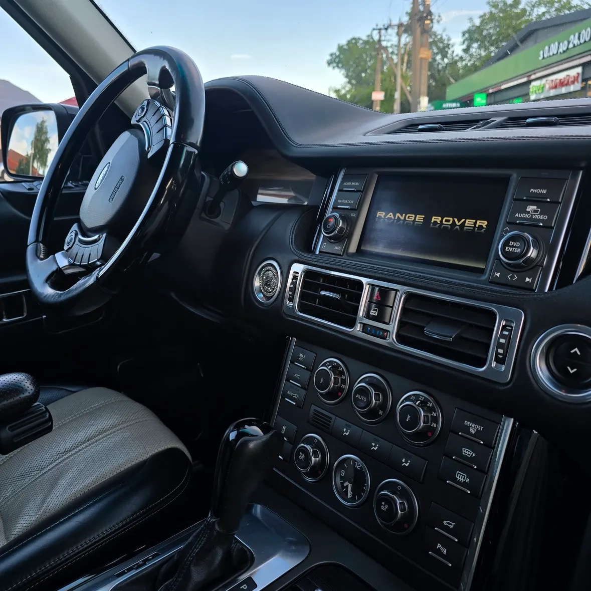 Купити Land Rover Range Rover 5.0 бензин 2011 року чорного кольору в Києві