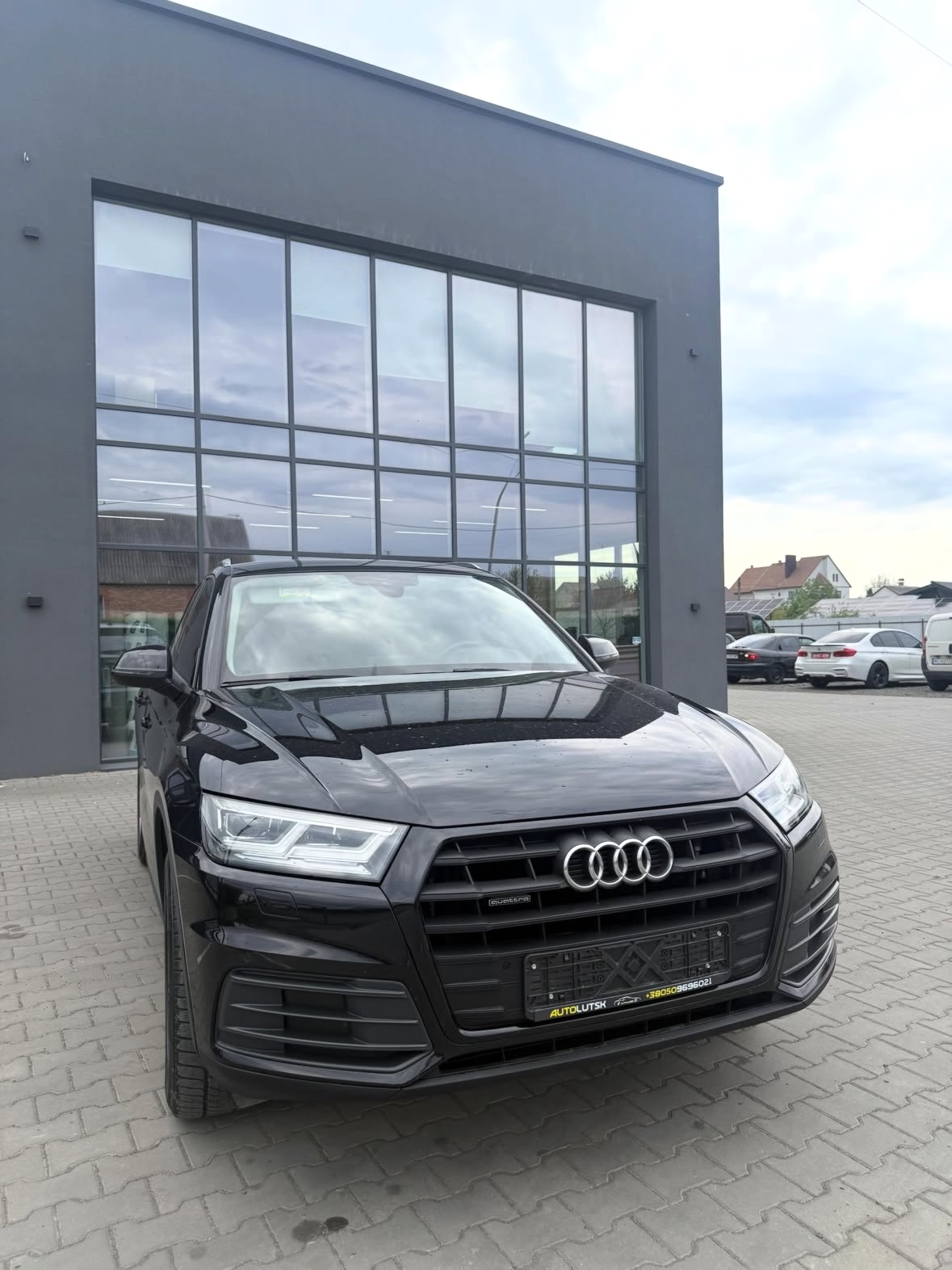 Купити Audi Q5 2.0 TDI 2019 року чорного кольору