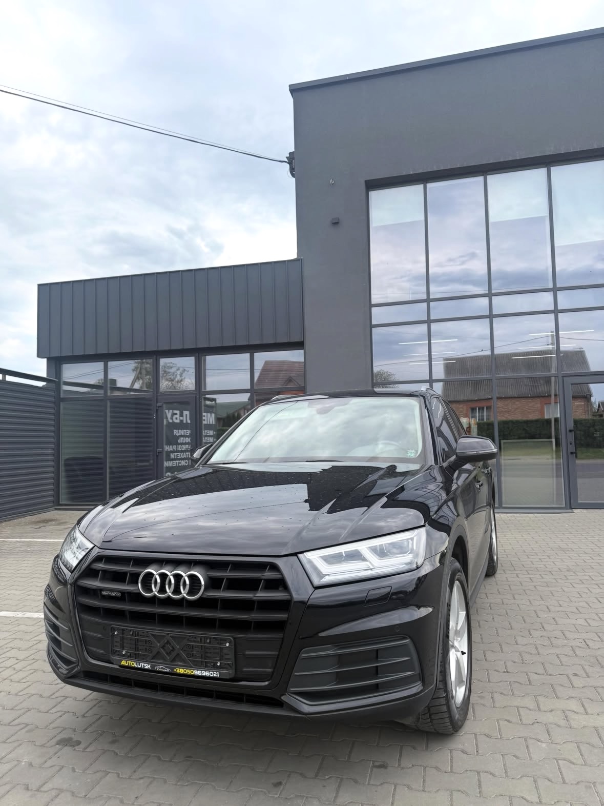 Купити Audi Q5 2.0 TDI 2019 року чорного кольору
