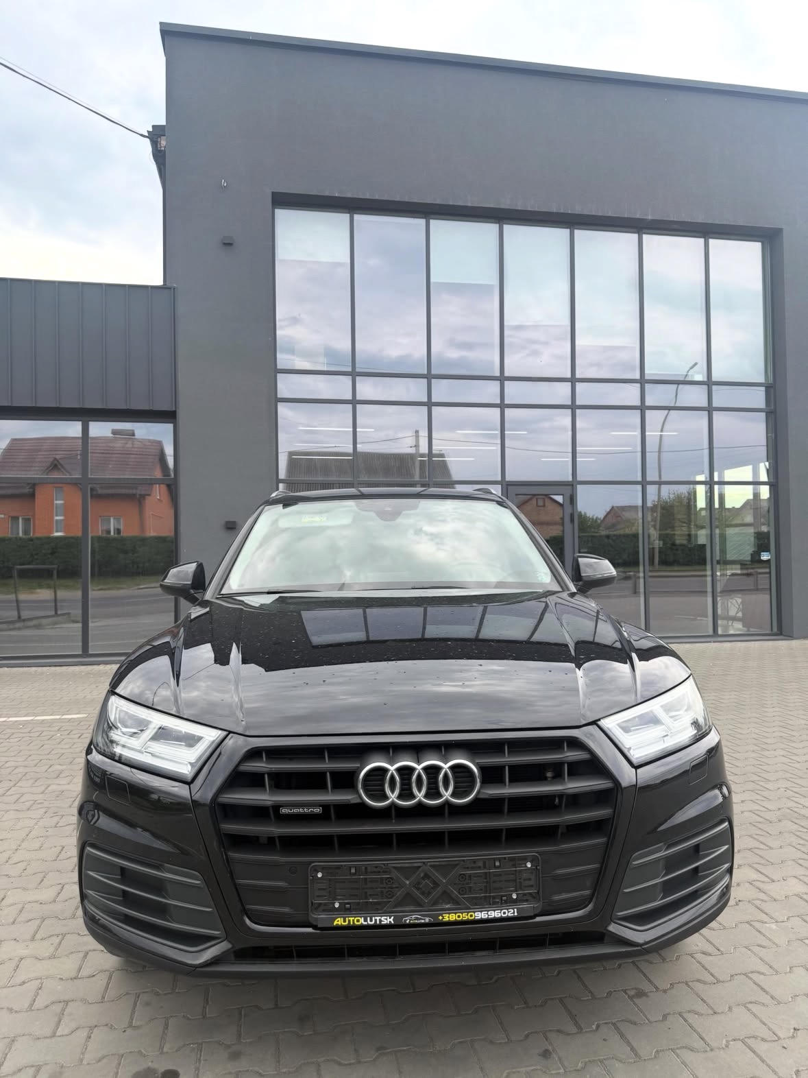 Купити Audi Q5 2.0 TDI 2019 року чорного кольору
