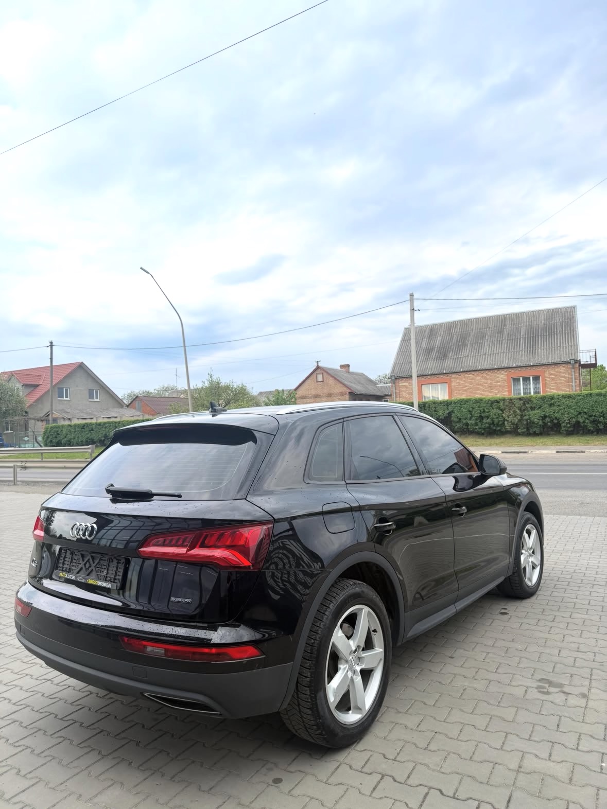 Купити Audi Q5 2.0 TDI 2019 року чорного кольору